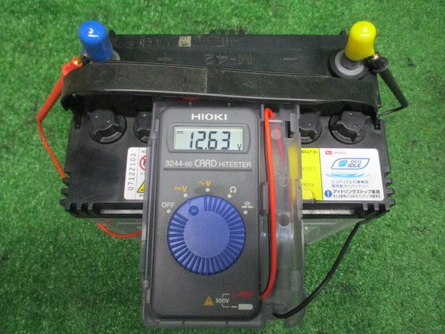 バッテリー ダイハツ eco IDLE M-42 アイドリングストップ専用 電圧12.62V 交換使用開始日 令和4年1月 中古【個人宅配送不可商品】の画像1