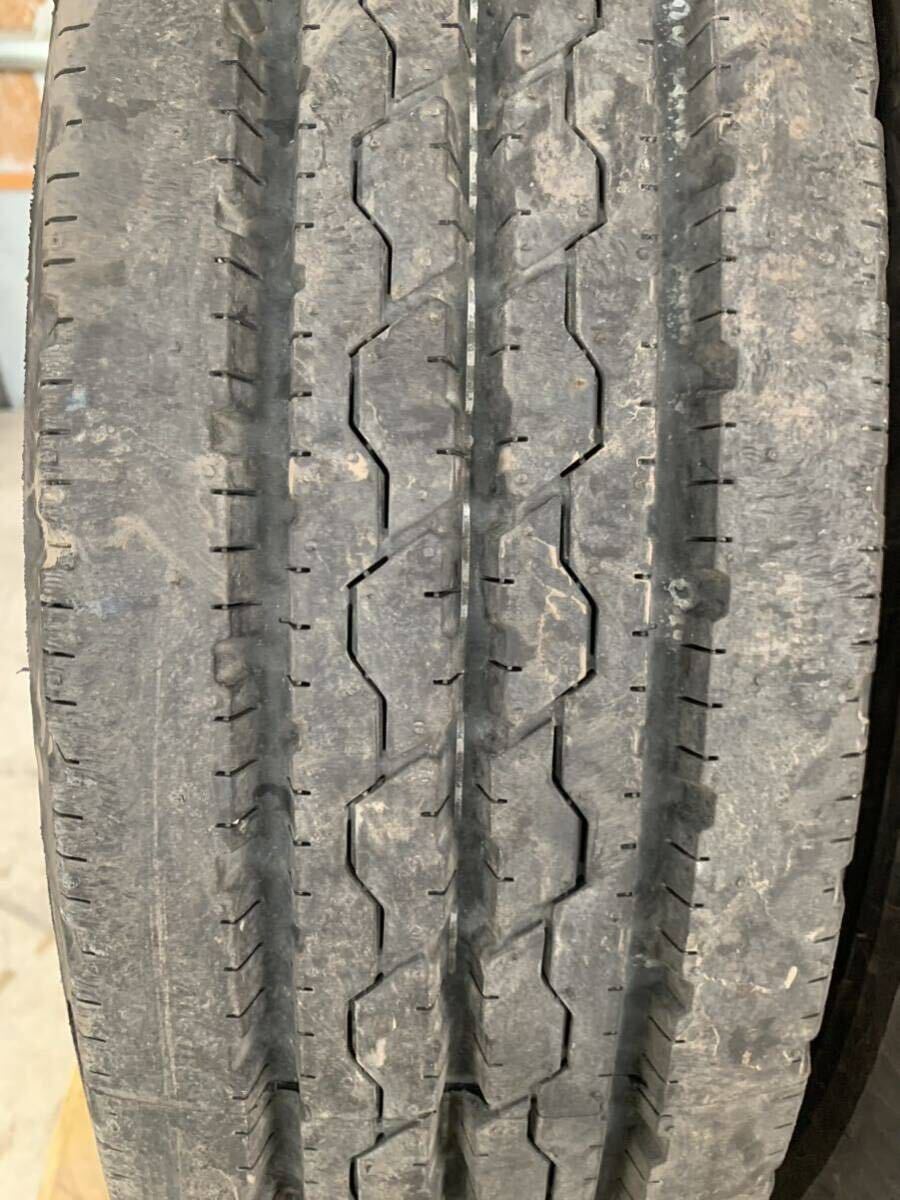 送料込み！205/75R16 BRIDGESTONE DURAVIS R205 22年 8.5mm 中古トラックタイヤ２本_画像2