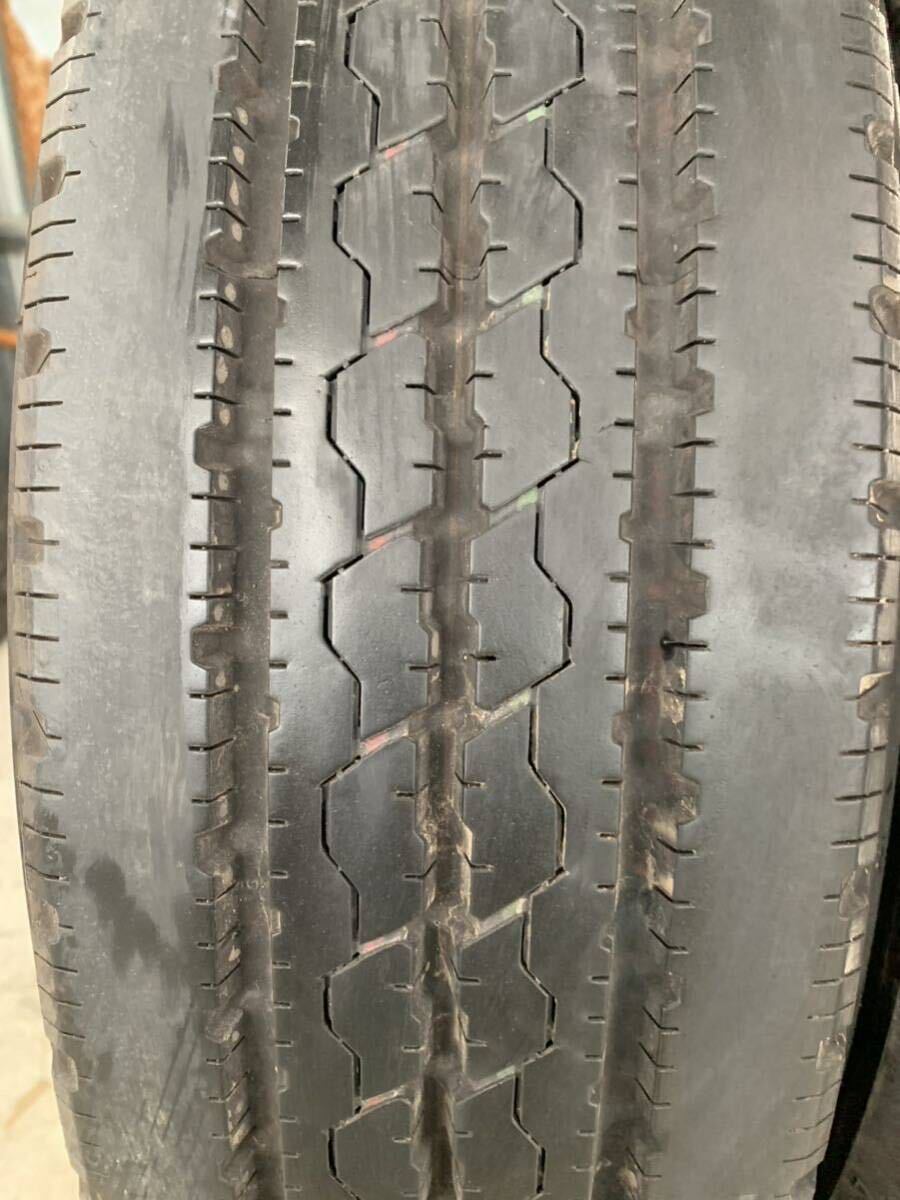 送料込み！205/70R17.5 BRIDGESTONE R205 22年 8.5mm 中古トラックタイヤ２本セット_画像2