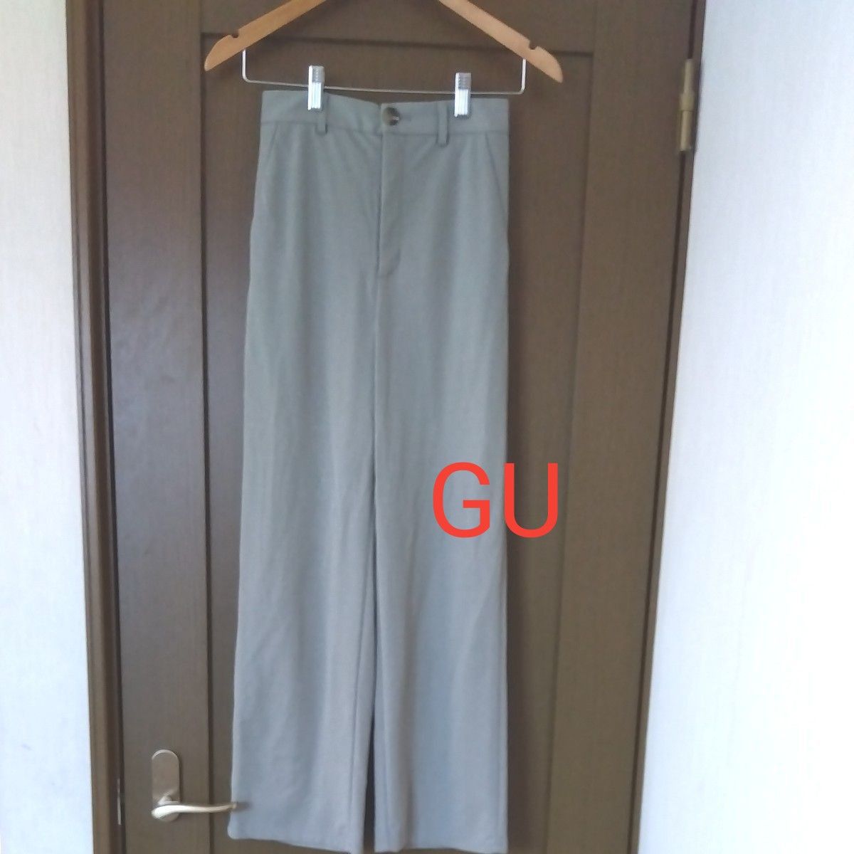 GU　 カットソーストレートパンツ　グリーン系　無地