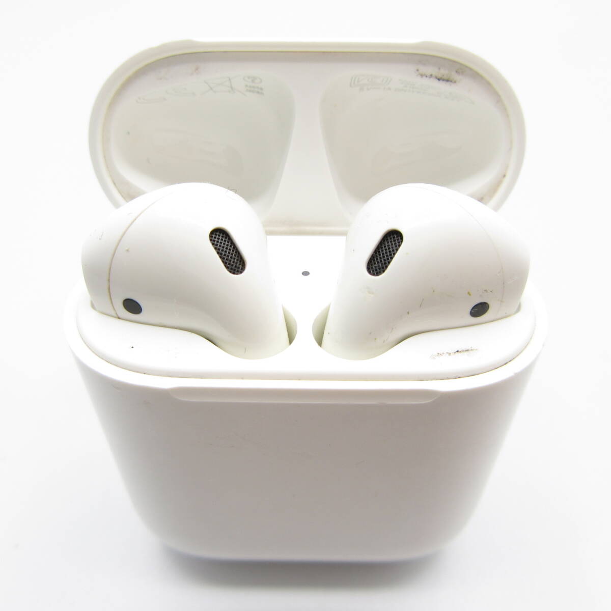 T1055☆Apple AirPods エアポッズ【充電ケース 第1世代 A1602・ イヤホン 第2世代 A2032 A2031】ワイヤレス 動作確認後初期化済み 中古品_画像1