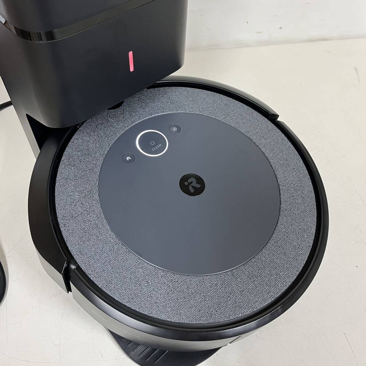 P◯ 新古品 iRobot Roomba i3+ アイロボット ルンバ クリーンベース付き 自動ゴミ収集機 ロボット掃除機 元箱あり _画像2