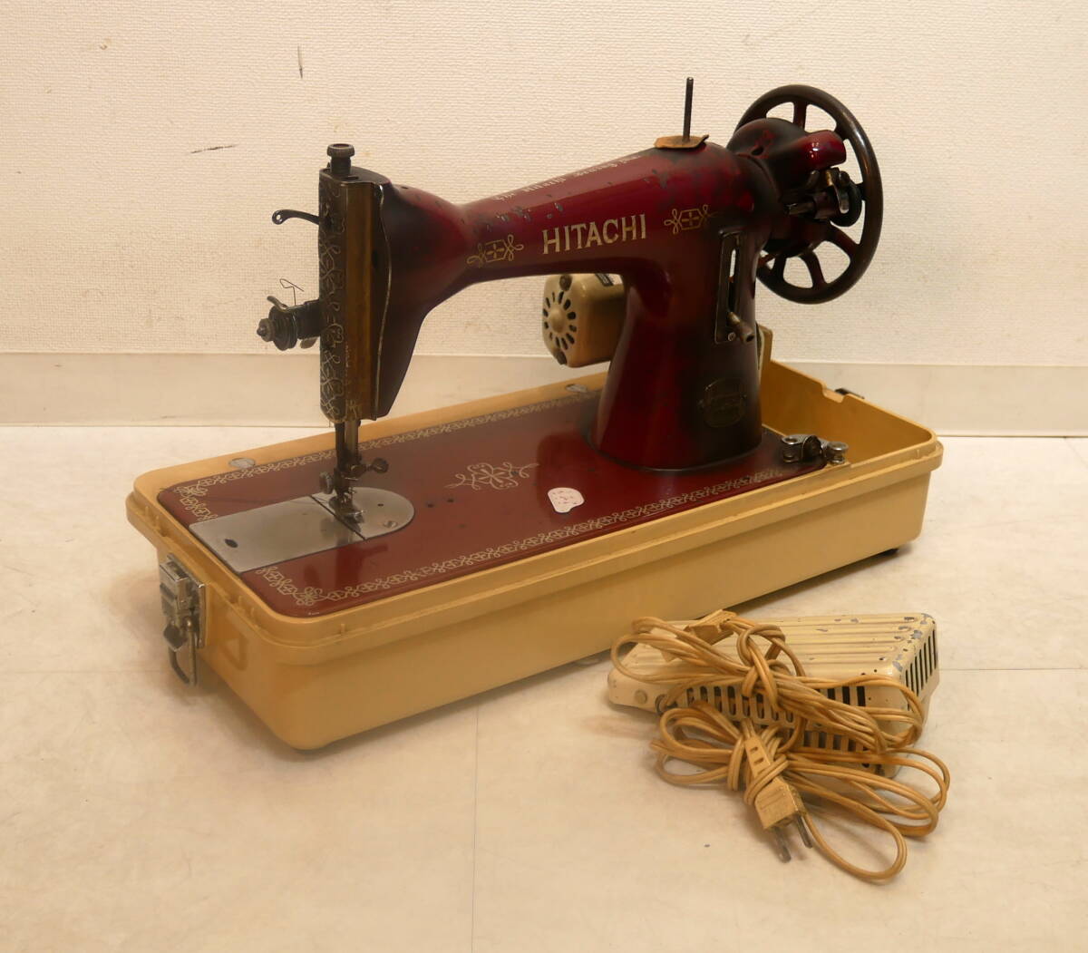 ^(R605-B72)HITACHI Hitachi sewing machine antique Showa Retro sewing machine . line shape wine red rare foot pedal attaching 