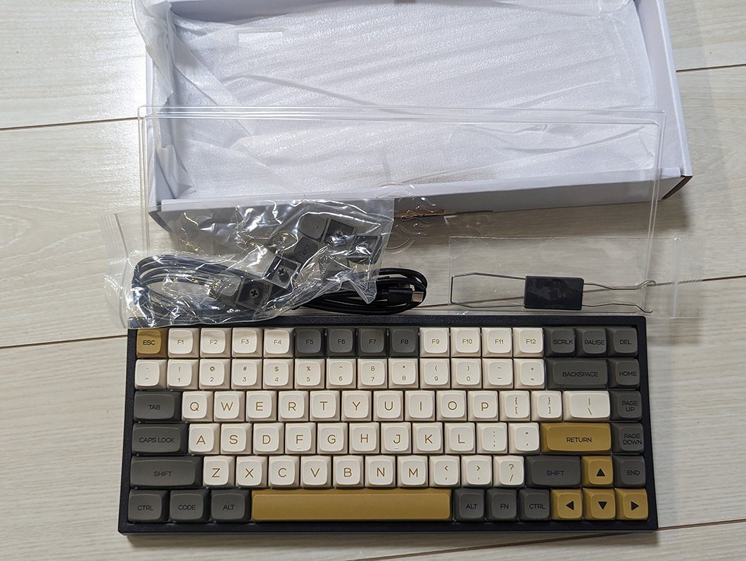 USED 中古 YUNZII KC84 84キー ホットスワップ メカニカルキーボード PBT 熱昇華 キーキャップ Type-C ケーブル Gateron PRO 黒軸_画像1