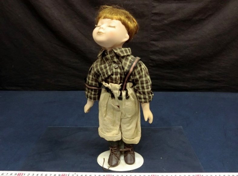 L3924 メーカー不明 男の子 陶器人形 ビスクドール 置物 インテリア 動作確認の画像1