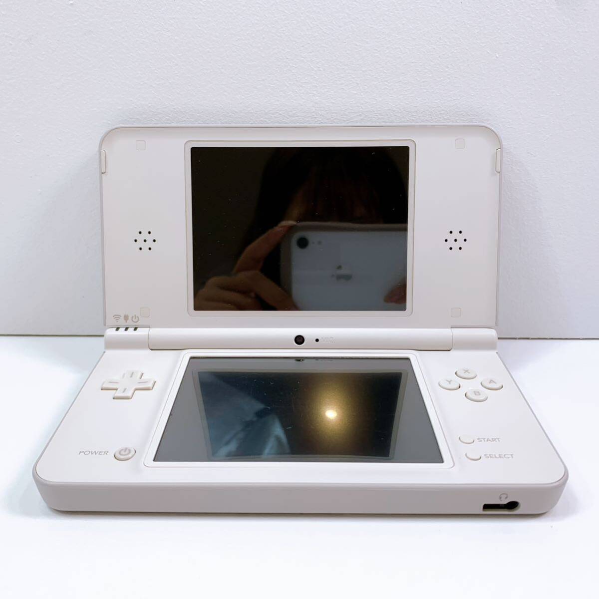 149【中古】Nintendo DSi LL 本体 UTL-001 ホワイト ニンテンドー DSi LL 任天堂 ゲーム タッチペン付き 動作確認 初期化済み 現状品_画像2