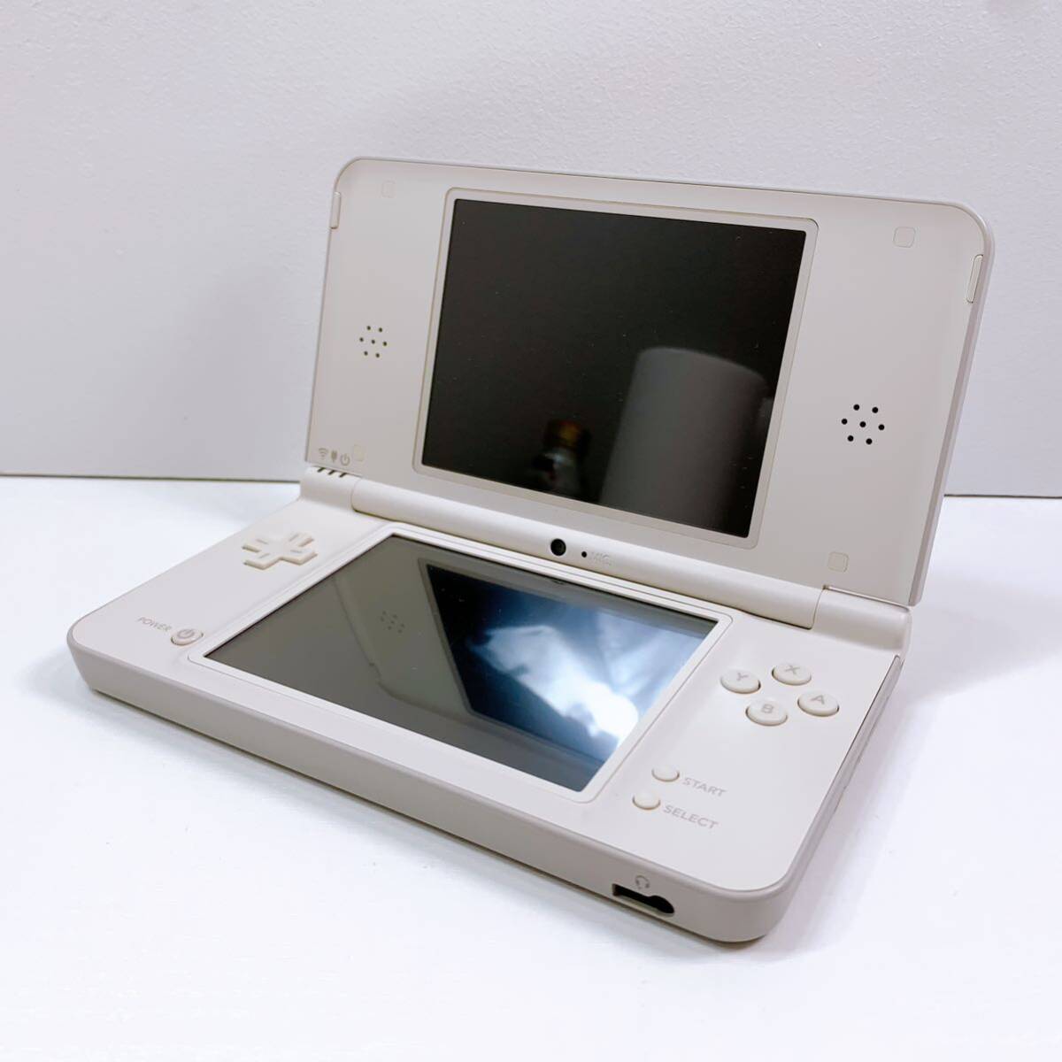 149【中古】Nintendo DSi LL 本体 UTL-001 ホワイト ニンテンドー DSi LL 任天堂 ゲーム タッチペン付き 動作確認 初期化済み 現状品_画像1