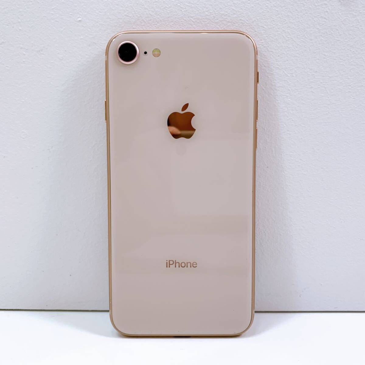 175【中古】Apple iPhone8 A1906 ゴールド GB不明 アップル アイフォンエイト スマートフォン 動作確認 初期化済み 現状品_画像2