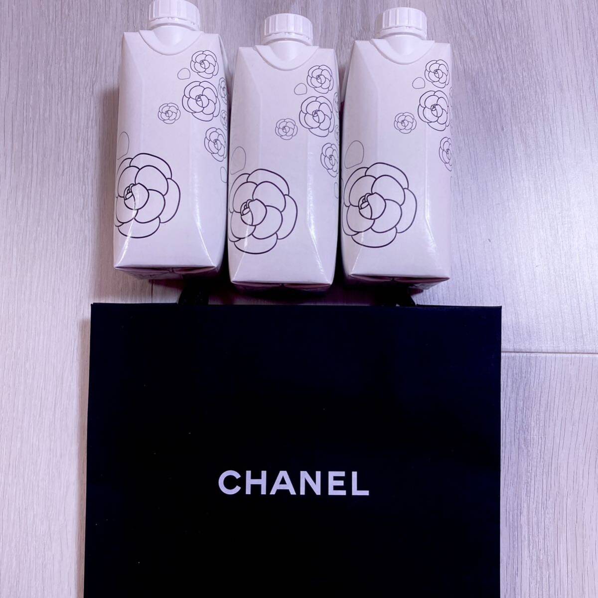 シャネル　ノベルティ　非売品　ナチュラルウォーター　　水　330ml 未開封　3本セット　ショッパー　付き　CHANEL _画像1