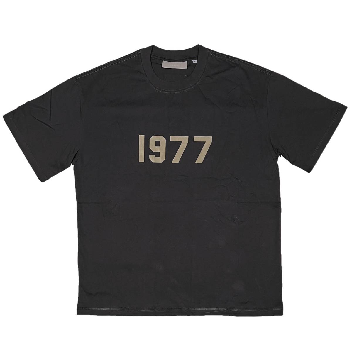 [並行輸入品] FEAR OF GOD FOG ESSETIALS エッセンシャルズ 1977ロゴ 半袖 Tシャツ (ブラック) (XL)_画像1