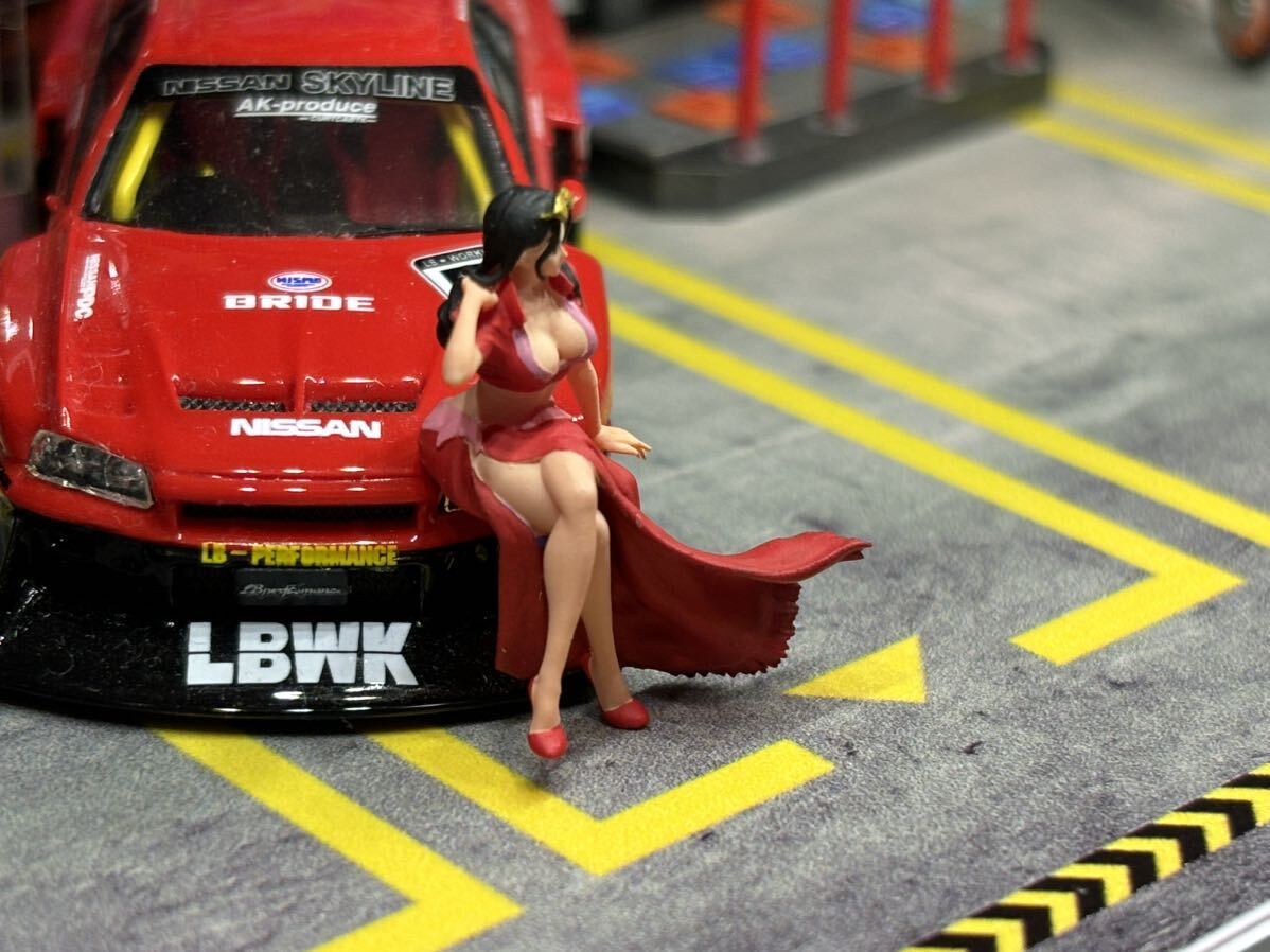 1:64　セクシー美女　ボイン　巨乳　イベントガール　フィギュア　トミカサイズ　ジオラマ　MINI GT LBWK 日本未発売ミニカー MATTEL_画像3