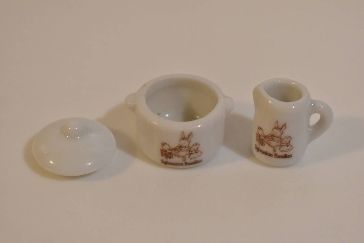 シルバニアファミリー 陶器の食器セット/鍋/カップ/ミルクピッチャー/絵皿/ビンテージ/当時物/ドールハウスの画像2