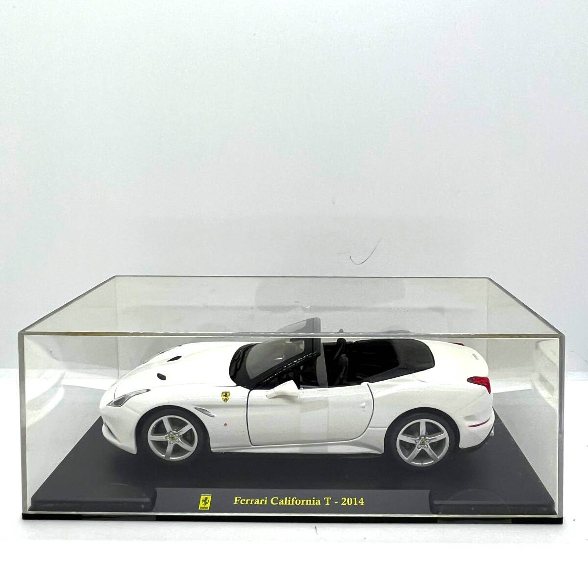 未使用品　レーシングカー　フェラーリ　カリフォルニア　T-2014　白　ボビー　ミニカー　１/24スケール　模型車　玩具/3601_画像1