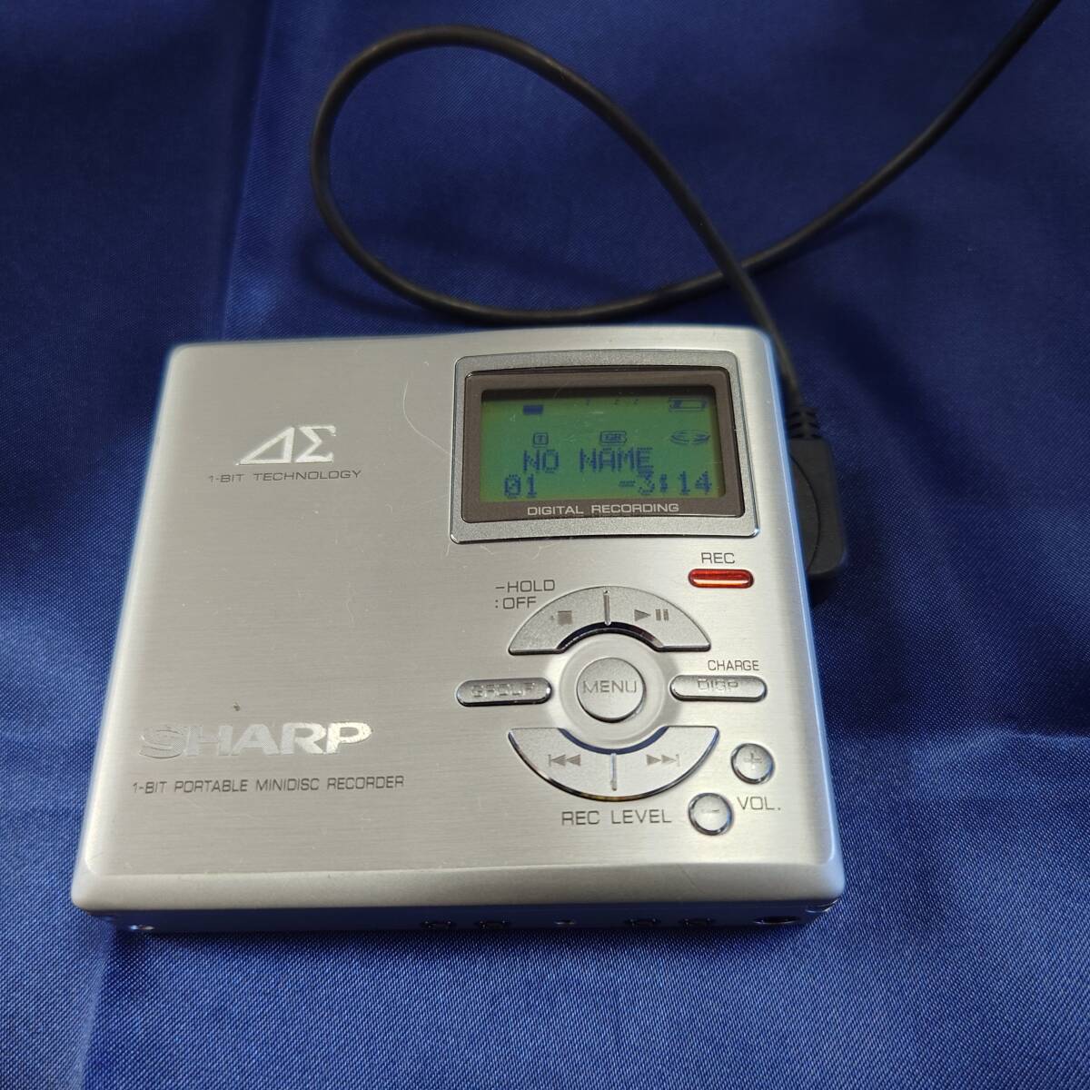 【再生のみ確認】シャープ 1 BIT ポータブル MD レコーダー Auvi MD-DR7-S リモコン 電池ボックスフタ補修跡あり_画像2