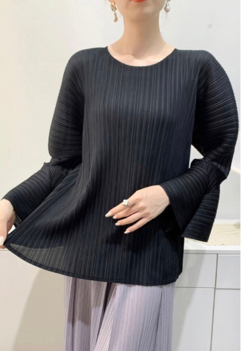 新品 プリーツトップス カットソーブラウスISSEY 黒 イッセイ 新品 プリーツトップス カットソーブラウスISSEY 黒 イッセイ