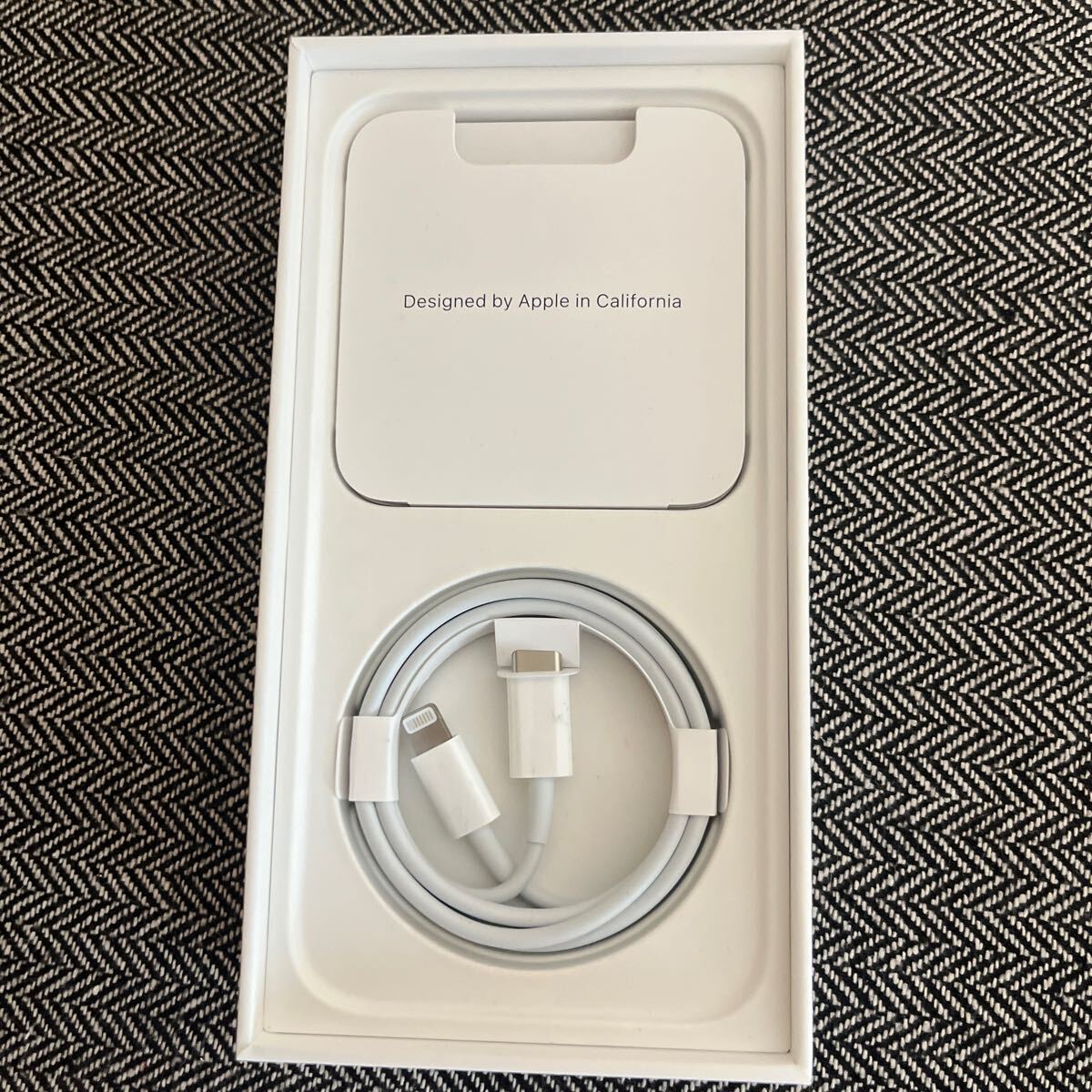 Apple iphone　USB ライトニングケーブル iPhone14付属純正品_画像1
