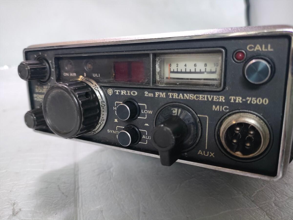 管33(希少レトロ、中古現状、即発送)TRIO　トリオ　FM TRANSCEIVER　トランシーバー　TR-7500　無線機　固定金具有り_画像2