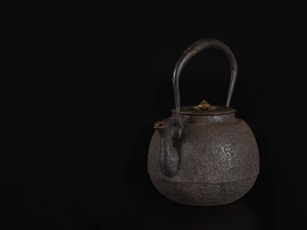 【加】1582e 茶道具 信龍堂 釜師造 象嵌提手銅蓋日の丸形鉄瓶 / 煎茶道具_画像2