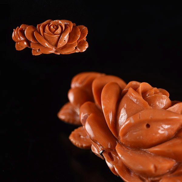【加】1538e 珊瑚 花図彫刻 帯留め 約28,4g / 和装小物 コーラルの画像1