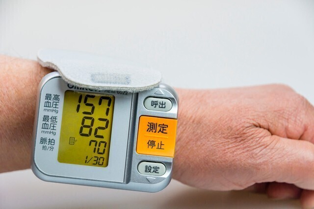  Omron HEM-6011faji. wrist type digital hemadynamometer health control compact size *