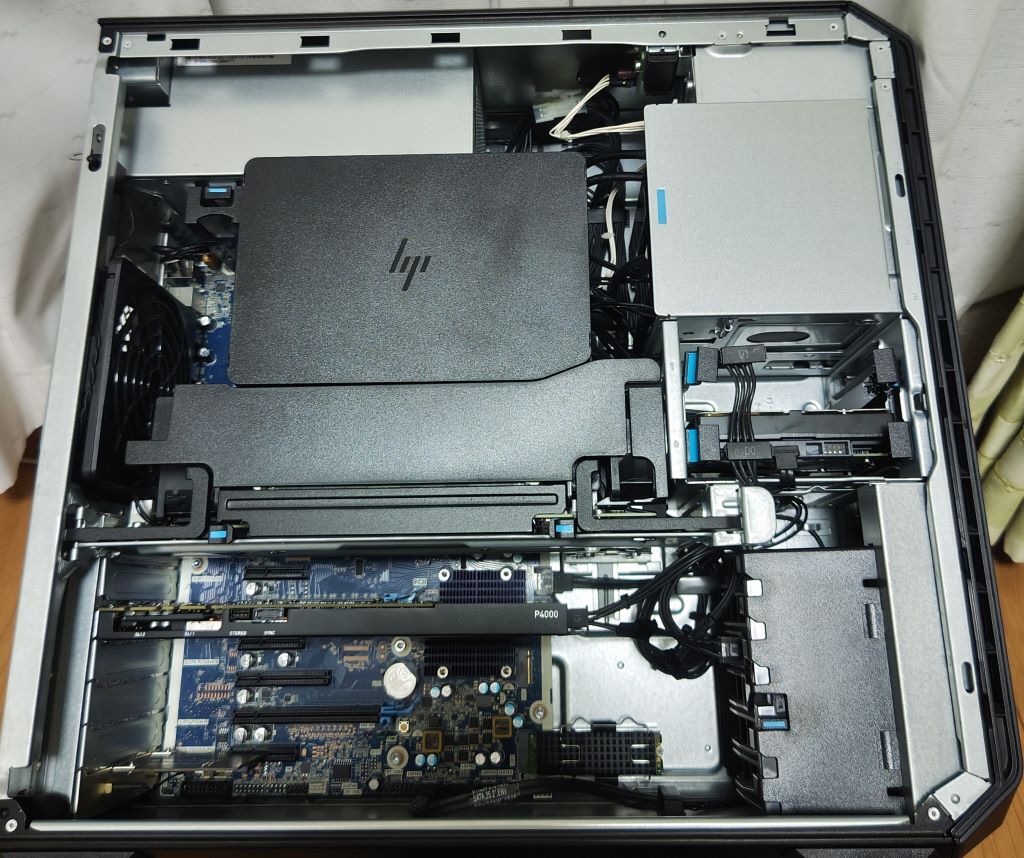 HP Z6 G4 Workstation （XeonGold×2基、グラボP4000、メモリ192GB他）中古_側板を開けた様子。