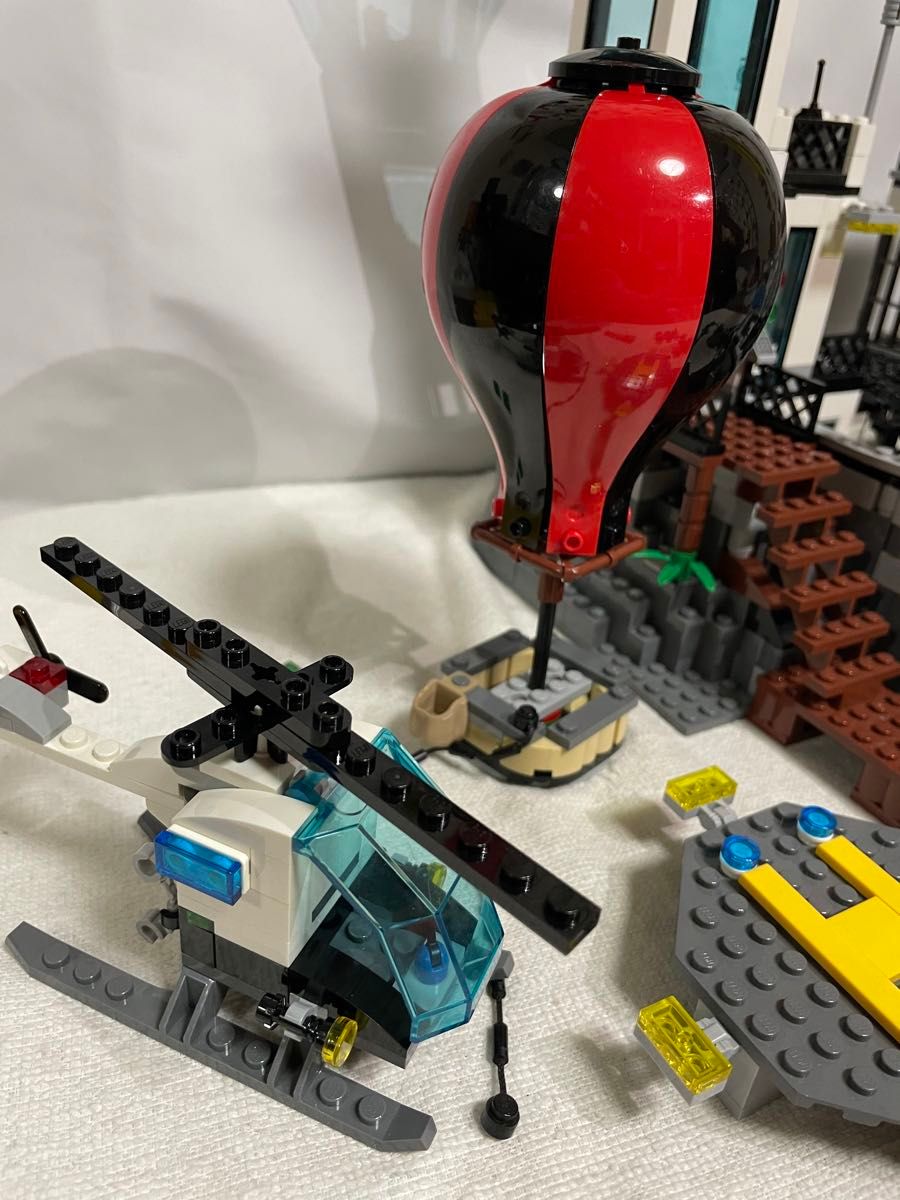 LEGO 60130 シティ　島の脱走劇　ポリス　泥棒　ヘリコプター　ボート　正規品　廃盤