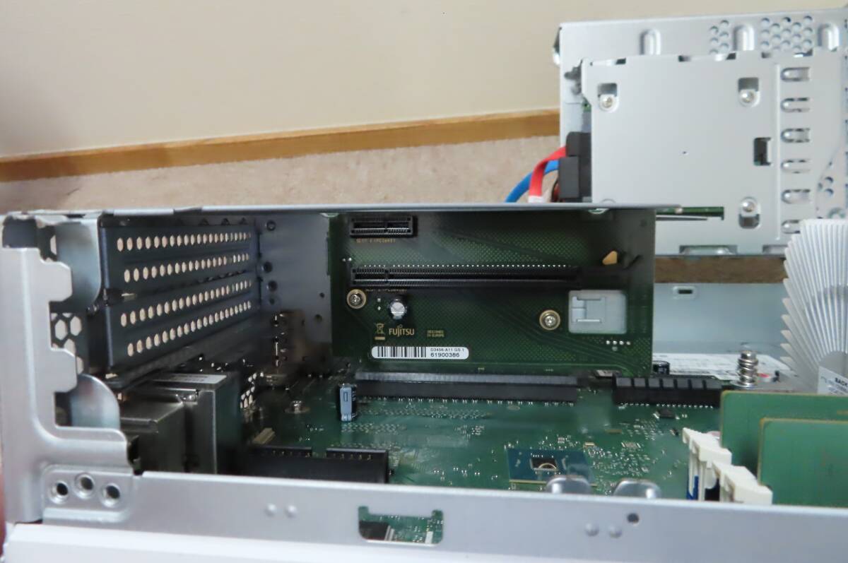 FUJITSU ESPRIMO D588/V Core i3-8100/M 2 SSD256GB/HDD500 FUJITSU ESPRIMO D588/V Core i3-8100/M 2 SSD256GB/HDD500