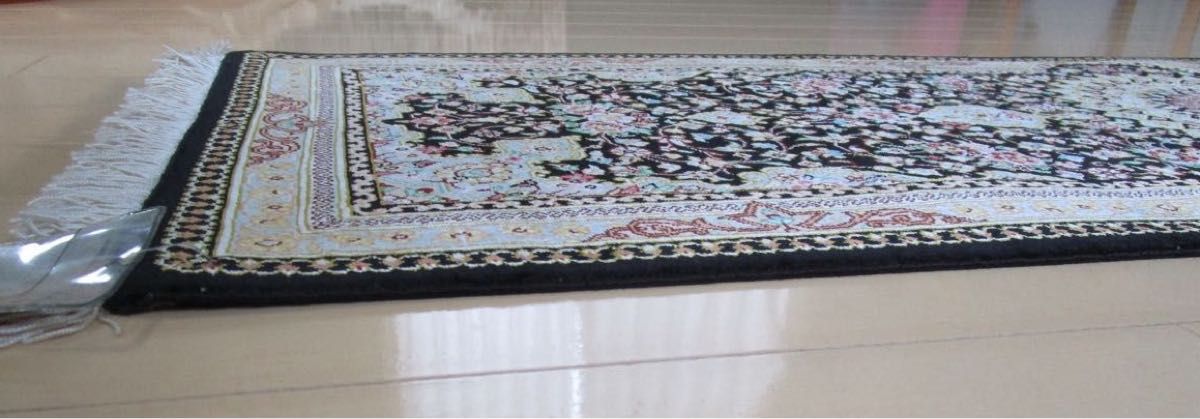 ペルシャ絨毯　手織り　クム産　シルク100%    サイズ　約40㎝×120㎝ 