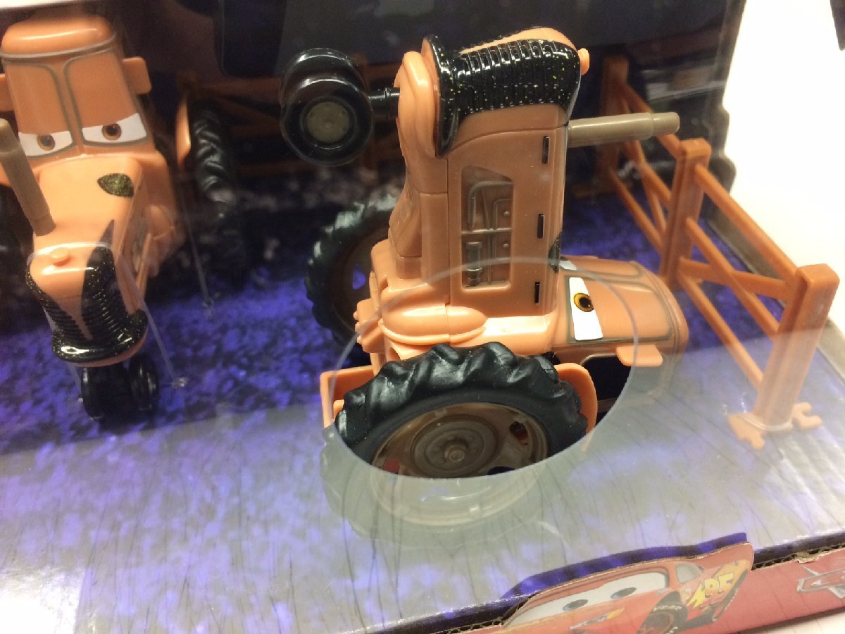 CARS 2022【TRACTOR TIPPING PLAYSET】WITH MATER AND LIGHTNING McQUEEN / DISNEY PARKS限定_画像3