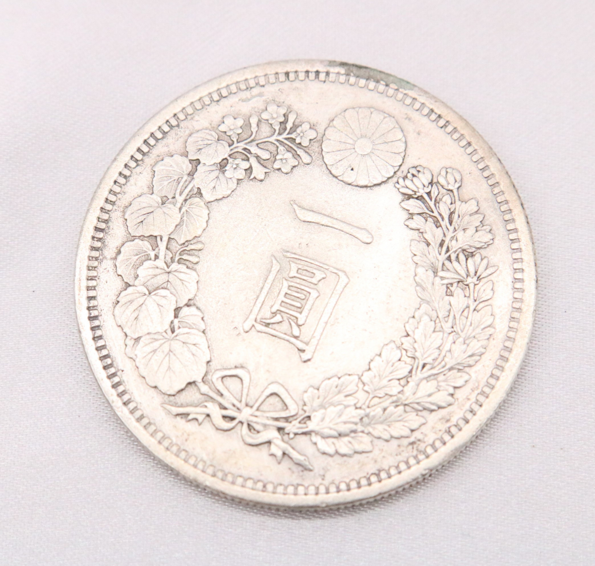 【ト滝】古銭 新1円銀貨 重さ26.84g 直径38.8mm 大日本 明治十五年 15年 900 ONE YEN 一円銀貨 一圓銀貨 貨幣 硬貨 近代 コイン DE009DEM49_画像2