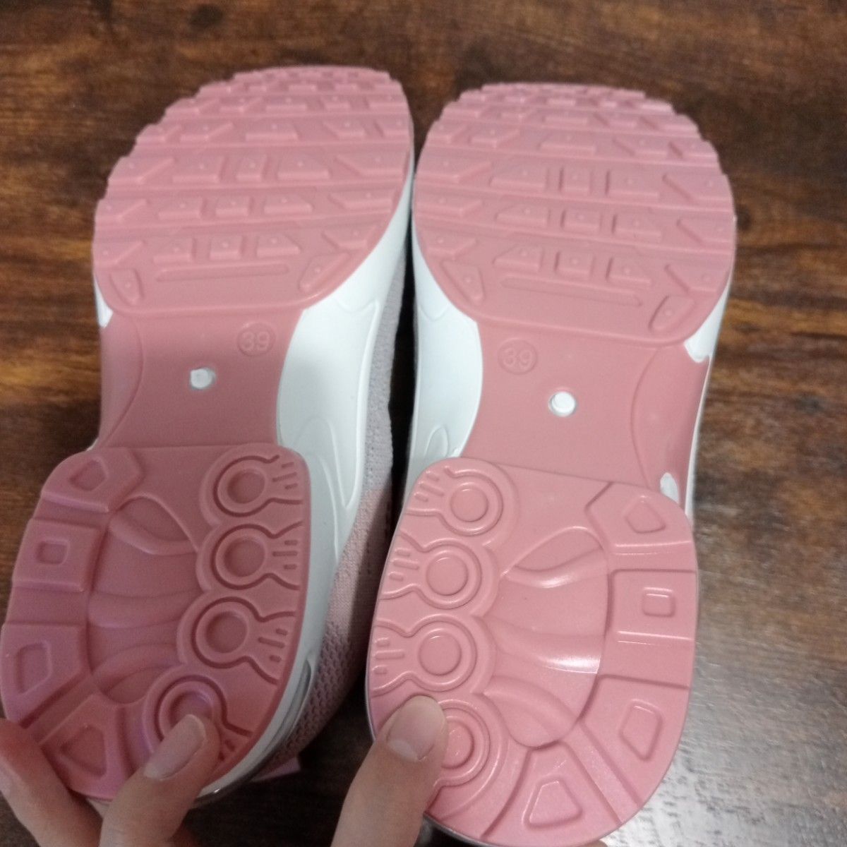 【新品未使用】 スニーカー ランニングシューズ 運動靴 ウォーキングシューズ メッシュ エアー ピンク　グレー　24cm