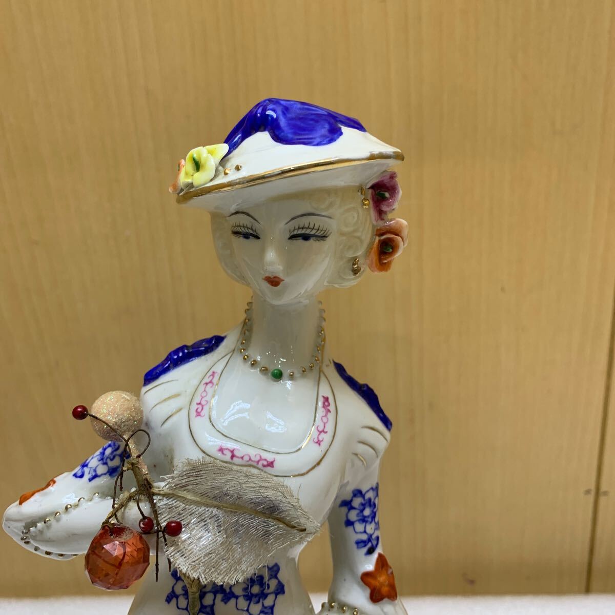 MK5995 【美術 人形】陶製置物 花摘みの貴婦人 西洋風陶器人形 高さ32cm 20240508_画像2