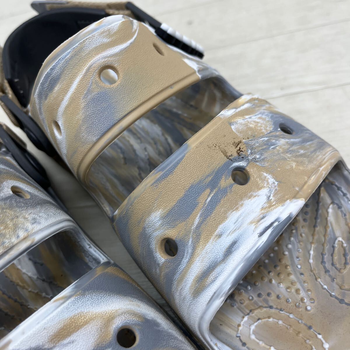 1440◎ crocs クロックス 靴 シューズ サンダル オープントゥ ワンポイント 3D ロゴ ベージュ グレー ホワイト レディースW9_画像8