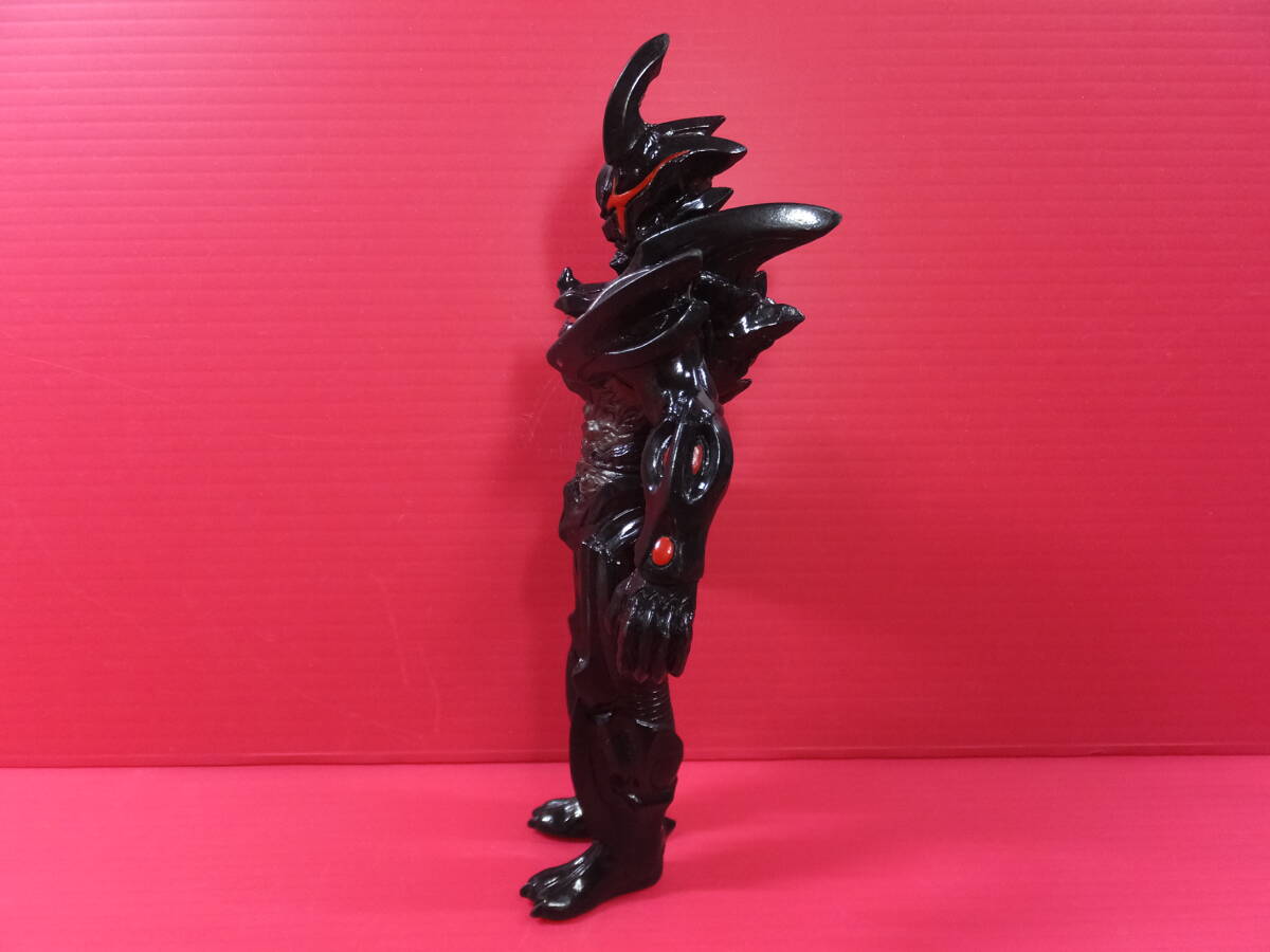 BANDAI バンダイ 2013 中国製 ウルトラ怪獣500 ダークルギエル ソフビ フィギュア 高さ約14.5cm ライブサイン付き 中古の画像3