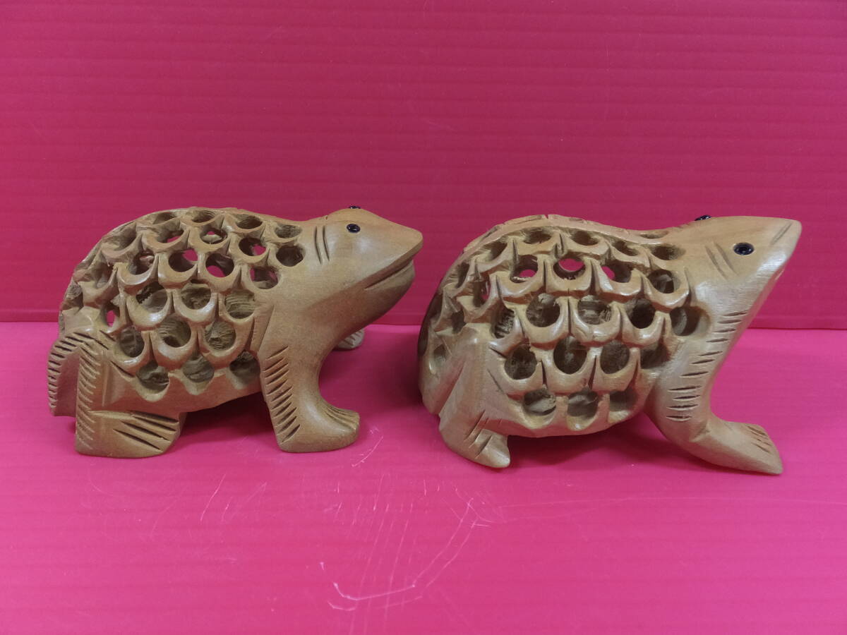 木製　木工芸品　二重透かし彫り　カエル 蛙　2匹セット　置物　縁起物　中古_画像7