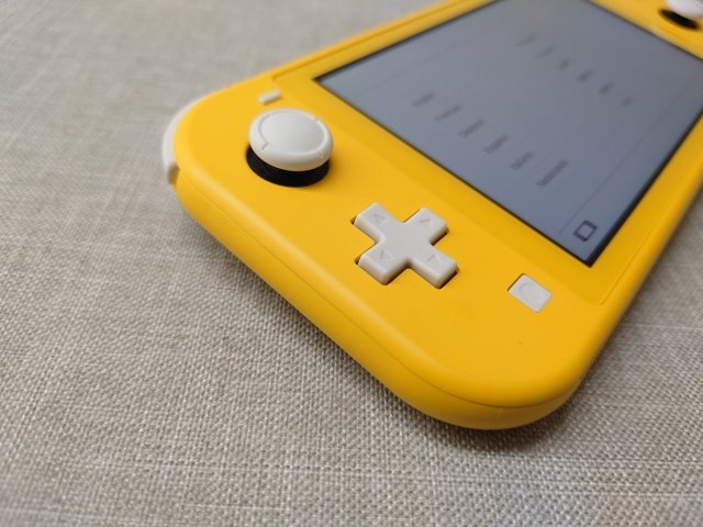 【中古品B】Nintendo Switch Lite HDH-S-YAZAA / HDH-001 イエロー スイッチ ライト 動作確認済み (管理番号：049111)_画像4