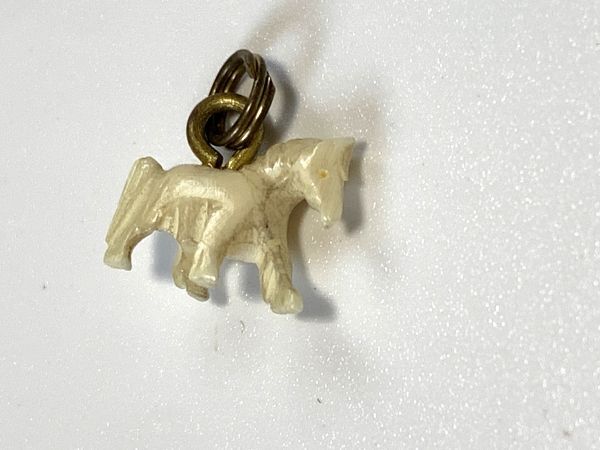 【超極小】獣牙製繊細彫刻　『ミニチュア　馬形チャーム』　ペンダントヘッド　定形外/ネコポス　L0717D_画像5