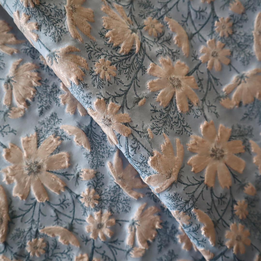 J64B マーガレットお花柄 ジャガード織り生地 ブルー 160×50cm_画像3
