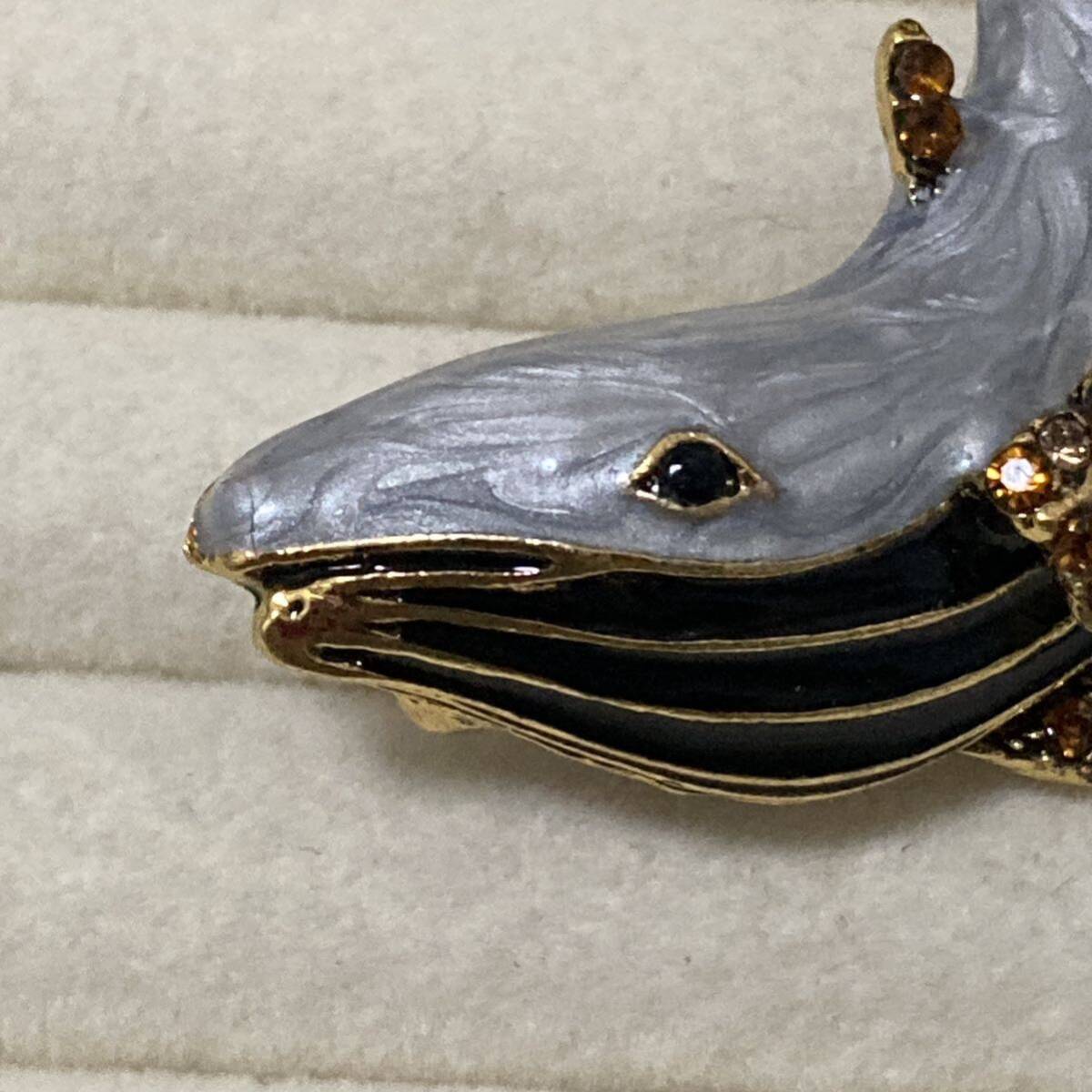 新品送料無料 美しいクジラのブローチ　ラインストーン　海　魚　生物　動物 