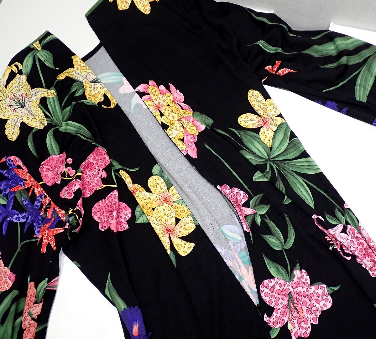 春夏 極美品 レオナール ワンピース 44 ドレス フラワー 花柄 マルチ ブラック ギャザー 1158の画像5