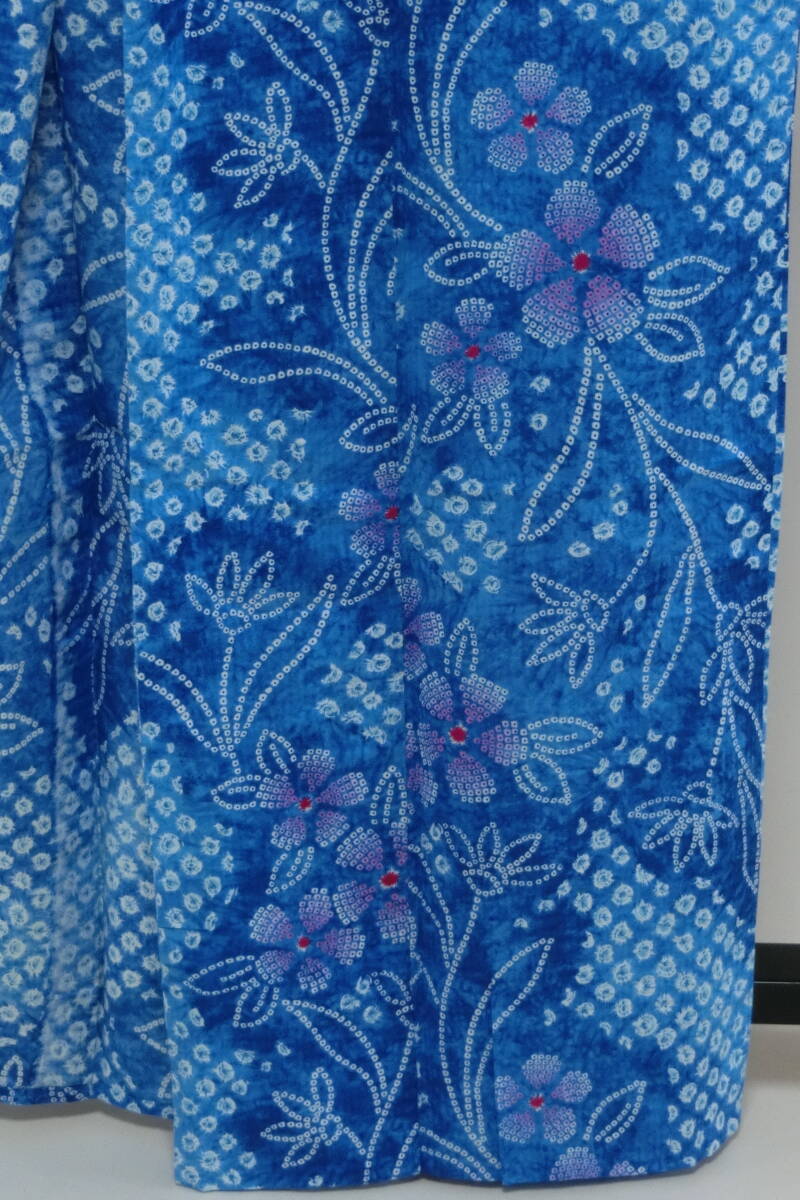 【Q1407】Ｓお仕立て上がり綿浴衣　青色、白、赤地に花柄　絞り柄_画像4