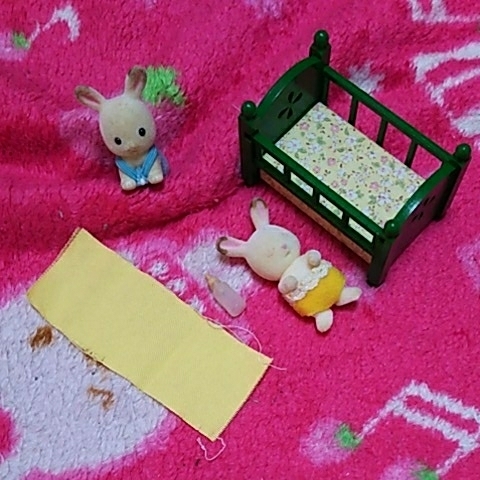 シルバニアファミリー 緑色 ベビーベッド ウサギ 赤ちゃん 人形 セット_画像1