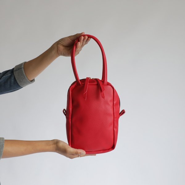 初夏１０００円からスタート　軽量 ミニマルな鞄　スクエアトートバッグ　上質 シュリンク PUレザー 縦長トート バッグ レッド赤Z22A_画像6
