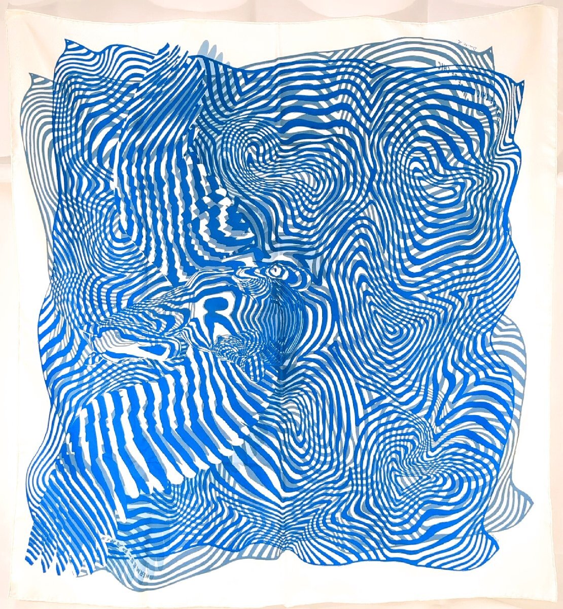 【美品】 HERMES エルメス カレ 90 洗練の波 ONDE DE CHIC スカーフ シルク 100% ブルー ストール ショール 大判 箱あり_画像1