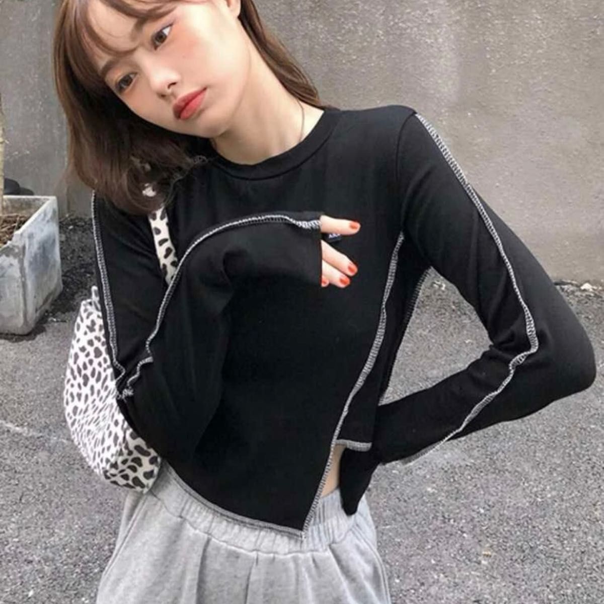 【韓国】 SHEIN シーイン Honeyspot トップステッチ 非対称 クロップド丈 長袖 Tシャツ ロンT ブラック