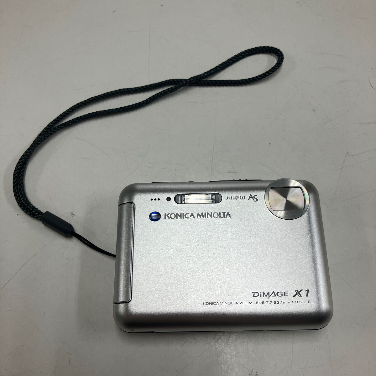 2405-3055 KONICA MINOLTA DiMAGE X1 コンパクトカメラ 本体のみ バッテリー切れの為動作未確認 ジャンク キズあり 60サイズ梱包予定_画像1