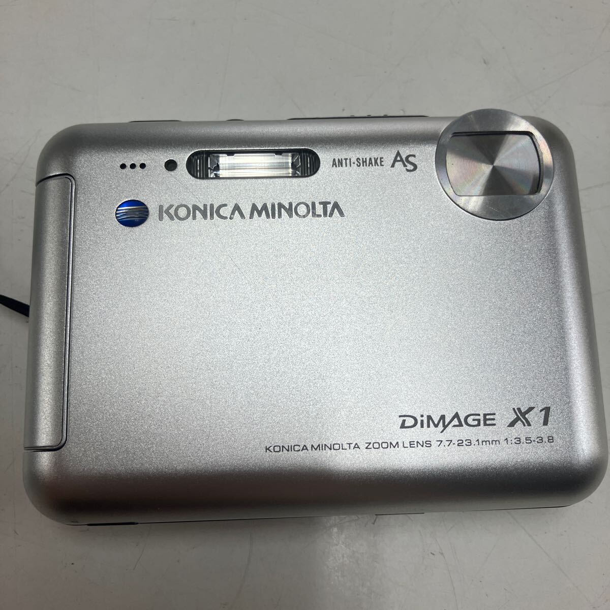 2405-3055 KONICA MINOLTA DiMAGE X1 コンパクトカメラ 本体のみ バッテリー切れの為動作未確認 ジャンク キズあり 60サイズ梱包予定_画像2