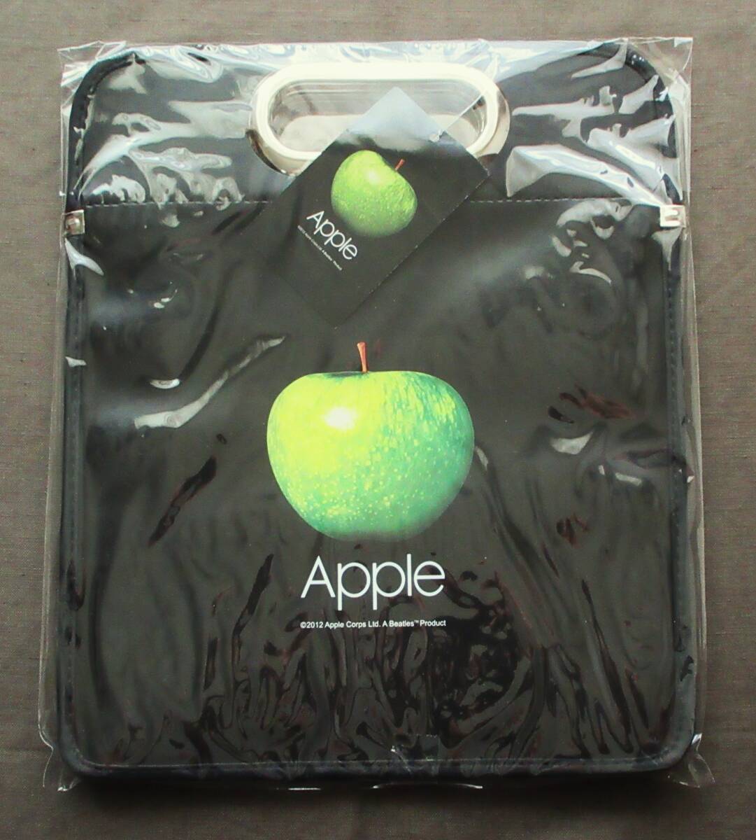( не использовался неиспользуемый товар ) Британия Apple фирма легализация Beatles [ переносная сумка ] чёрный цвет / с биркой / редкость негодный версия / полная распродажа 2012 год /Beatles Logo