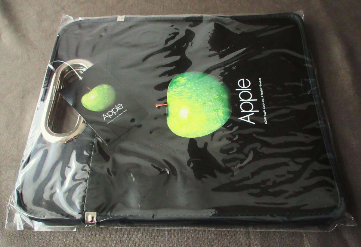 ( не использовался неиспользуемый товар ) Британия Apple фирма легализация Beatles [ переносная сумка ] чёрный цвет / с биркой / редкость негодный версия / полная распродажа 2012 год /Beatles Logo