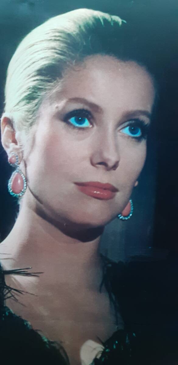 ★未使用★カトリーヌ・ドヌーブ★Catherine Deneuve★ポスター★平置きで保存★シェルブールの雨傘★６２年前 1972年当時のポスターです。_画像2